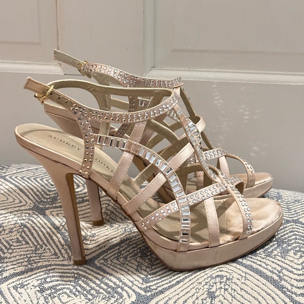 Audrey Brooke Elegant Champagne Strappy Sandals Crystal Embellishments Size 9.5 - Picture 2 of 5